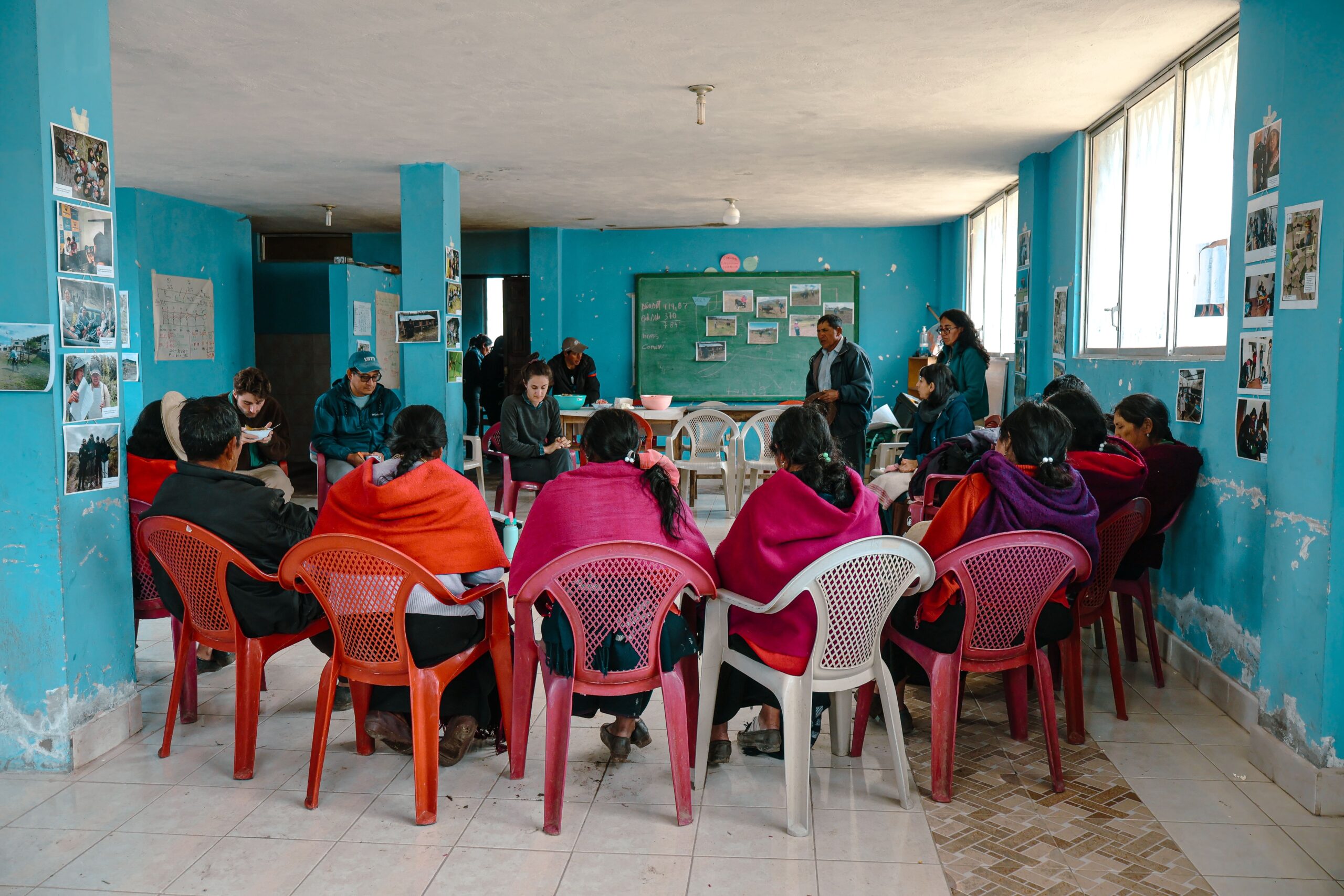 A group of farmers plan their chakras with EkoRural