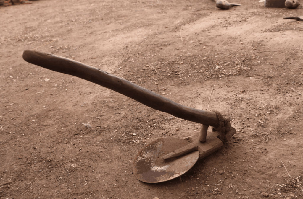Appropriate technology in agroecology: traditional hoe (daba) tool